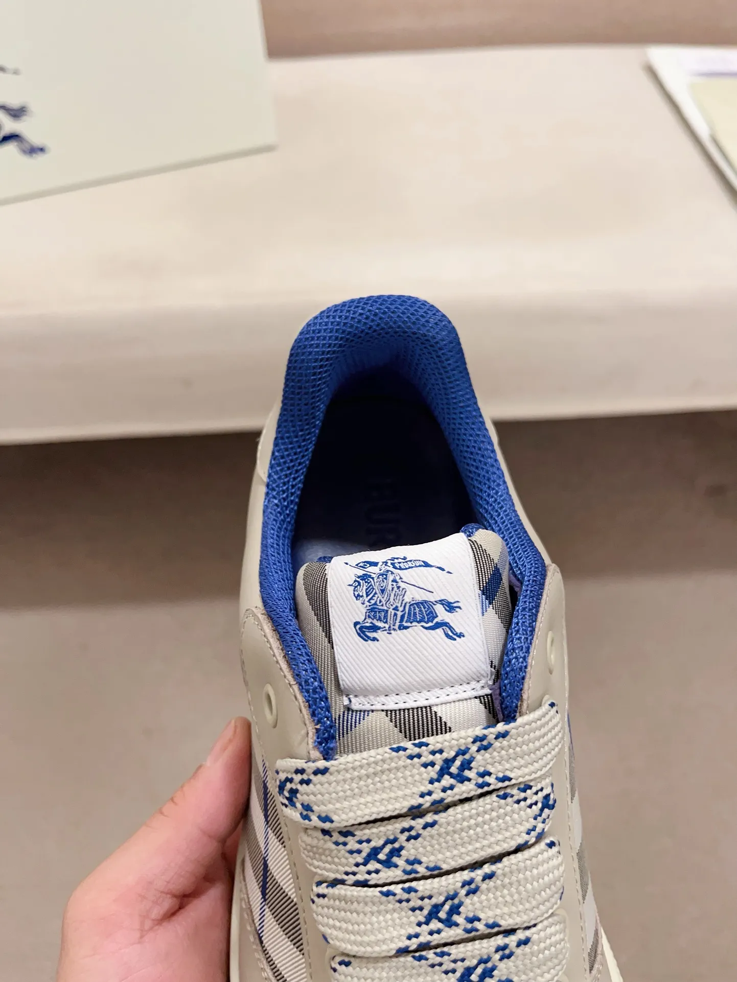 Men's shoes💰: 620💰Top version🥳◾️▫️The new Burberry men's classic low-top sneakers are reinterpreted with Vintage retro plaid cotton material and calfskin, decorated with a new brand logo. First-layer cowhide lining, embossed Burberry logo on the heel, and original TPU outsole! Code number: 38-45. Women's sizes and 46 can be customized.